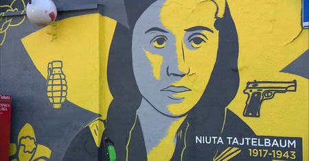 78. rocznica wybuchu powstania w Getcie Warszawskim. Mural z uczestniczkami walk w centrum stolicy