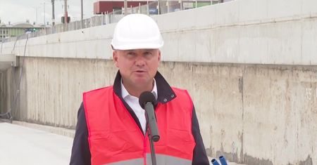 “Wyspiarka” kończy wiercenie tunelu pod kanałem w Świnoujściu. Budowę odwiedził prezydent A. Duda