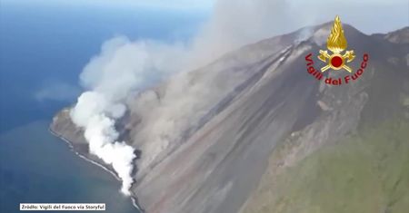 Lawa z włoskiego wulkanu Stromboli wpłynęła do morza. Wielka chmura pary wodnej wokół wyspy.