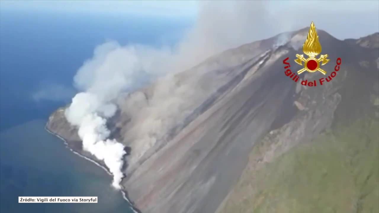 Lawa z włoskiego wulkanu Stromboli wpłynęła do morza. Wielka chmura pary wodnej wokół wyspy.