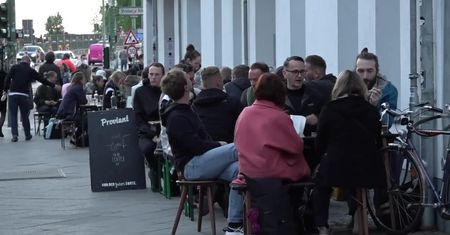 Berlińczycy oblegają puby i restauracje. Na razie otwarto tylko ogródki