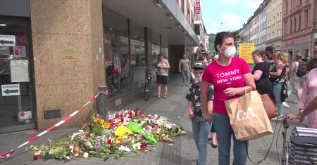 Atak nożownika w Bawarii. Mieszkańcy Wuerzburga kładą kwiaty i znicze na miejscu tragedii