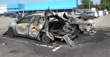 Pożar na parkingu przed centrum handlowym w Gdańsku. Spłonęło pięć samochodów.