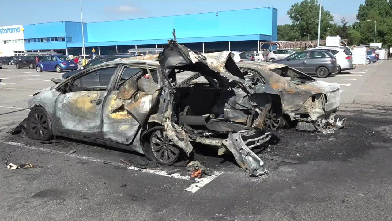 Pożar na parkingu przed centrum handlowym w Gdańsku. Spłonęło pięć samochodów.