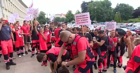 Ratownicy medyczni domagają się podwyżek. Wiceminister zdrowia zapewnia, że ich pensje nie zostaną obniżone