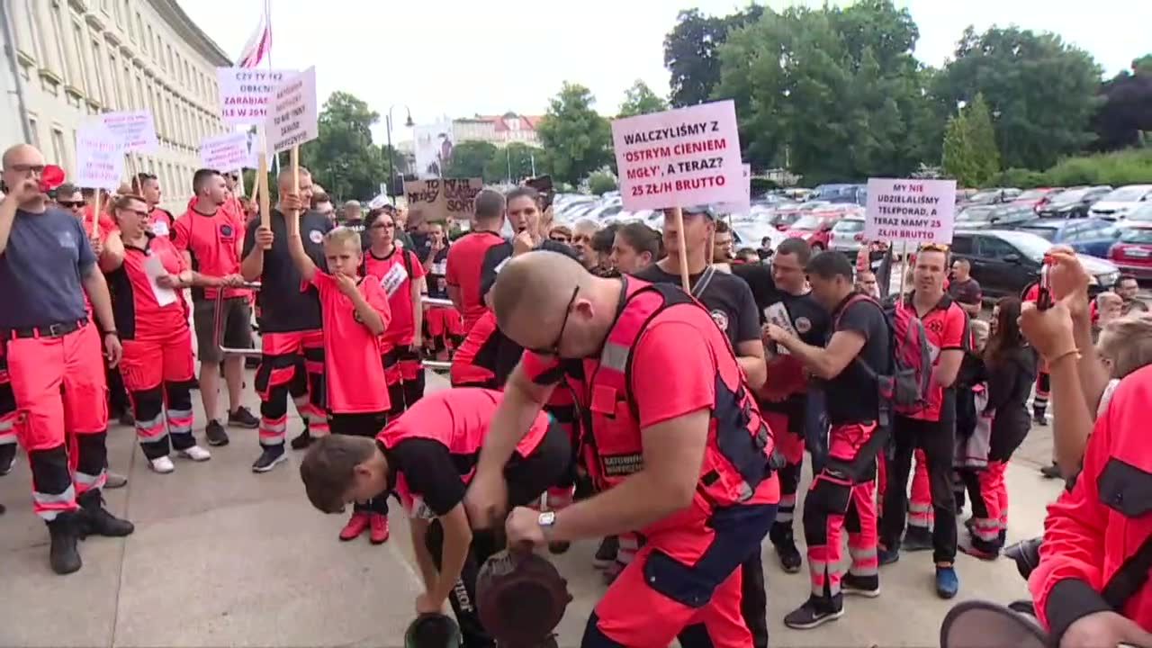 Ratownicy medyczni domagają się podwyżek. Wiceminister zdrowia zapewnia, że ich pensje nie zostaną obniżone