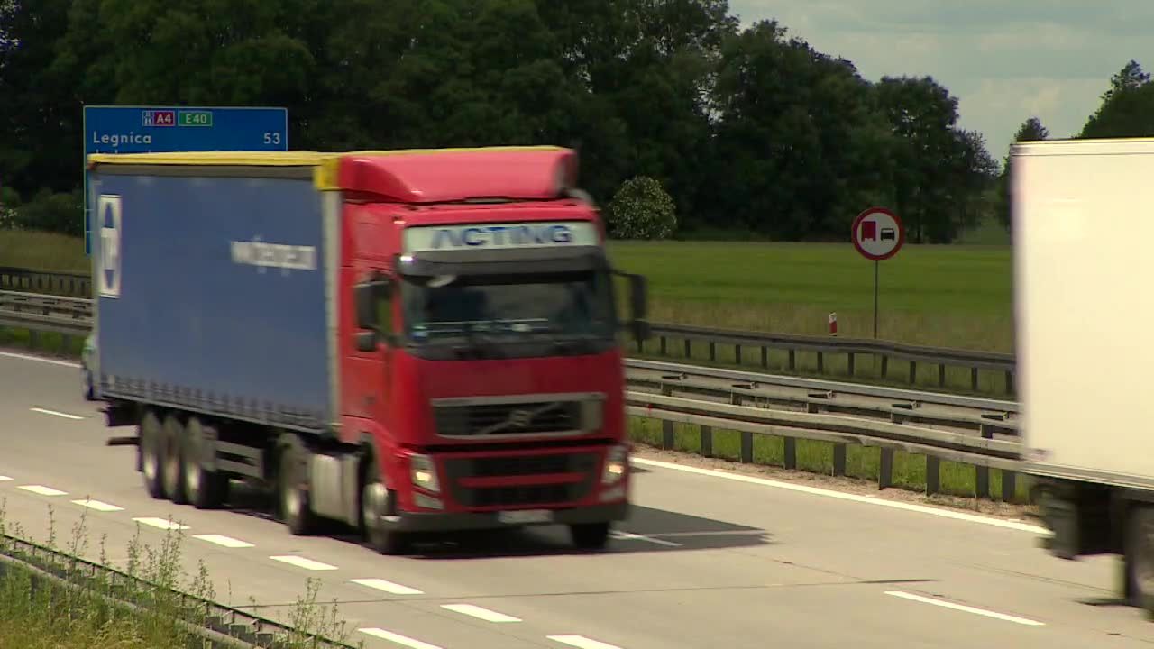 Koniec z “wyścigami słoni” na autostradach. W życie wchodzi zakaz wyprzedzania dla ciężarówek