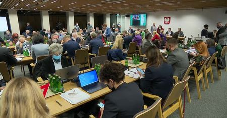 Wulgaryzmy i problemy ze zdalnym połączeniem podczas posiedzenia komisji edukacji.