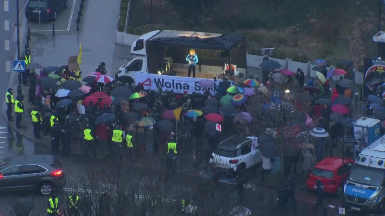 Protest przeciwko Lex Czarnek przed Sejmem.