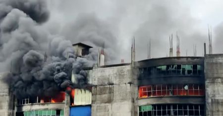Co najmniej 40 osób zginęło w pożarze zakładów spożywczych w Bangladeszu.