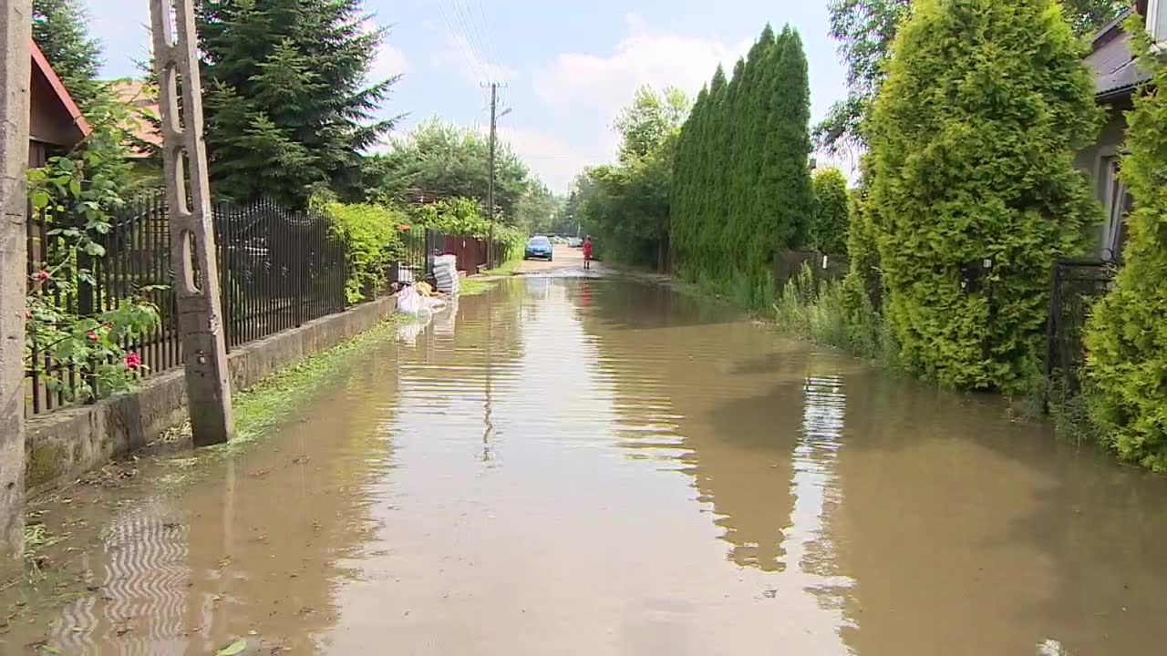 900 interwencji straży pożarnej w Małopolsce. W Krakowie woda zalała osiedle i żłobek.