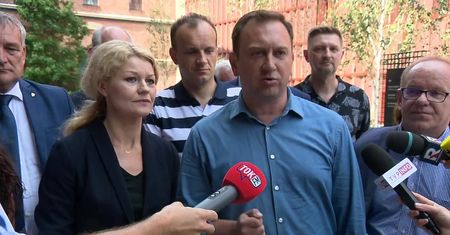 “Władku, nie idź drogą Kaczyńskiego”. Zawieszeni działacze lewicy apelują do lidera o dialog.