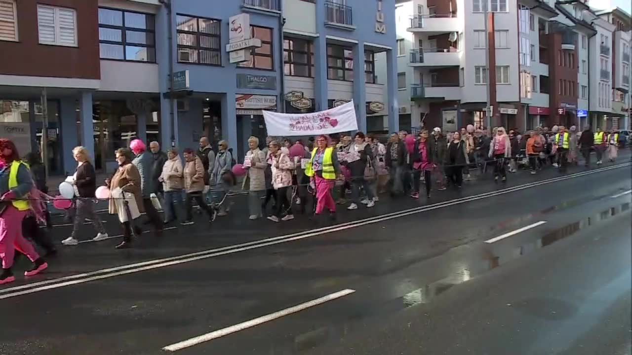 Ulicami Koszalina przeszedł Marsz Różowej Wstążki promujący profilaktykę raka piersi