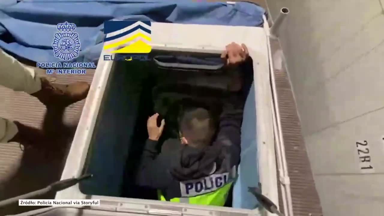 Hiszpańska policja zajęła półzanurzalną łódź do transportu narkotyków.