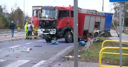 Zderzenie tira z wozem straży pożarnej w Czernikowie k. Torunia. Zginęło dwoje strażaków, trzech zostało rannych