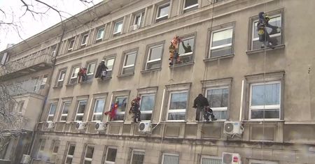 Superbohaterowie umyli okna w łódzkim szpitalu.