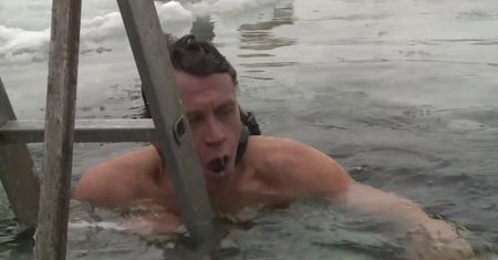 Rekord Guinnessa w najdłuższym dystansie na jednym oddechu pod lodem.