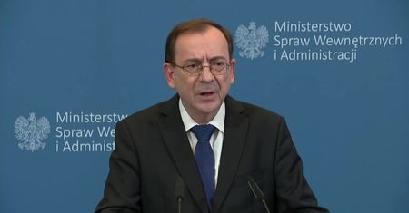 “Pięciometrowe słupy ze zwojem drutu kolczastego, czujniki ruchu i kamery”. Szef MSW prezentuje plany budowy muru na granicy z Białorusią