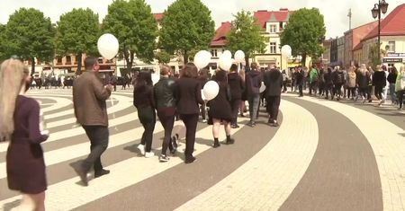 Marsz sprzeciwu, białe balony i łzy wzruszenia. W Gryficach uczniowie uczcili pamięć zamordowanej Magdy.