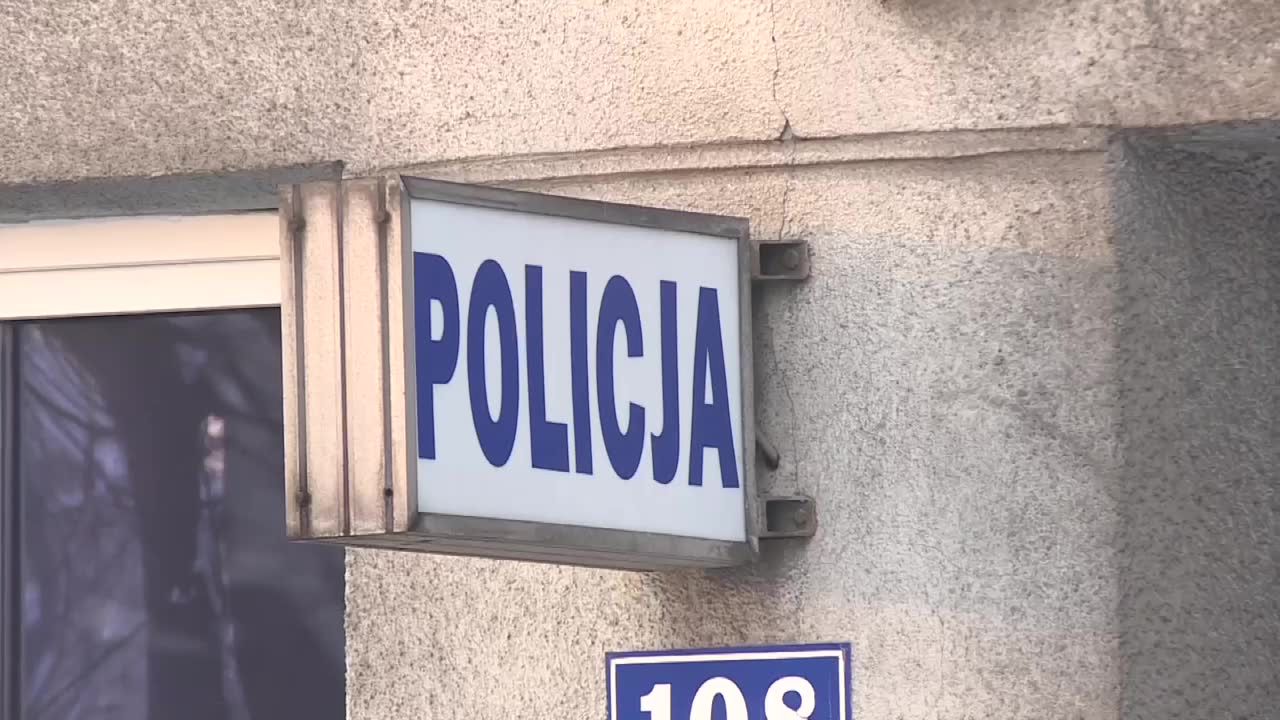 W spodenkach i klapkach na hulajnodze do szkoły