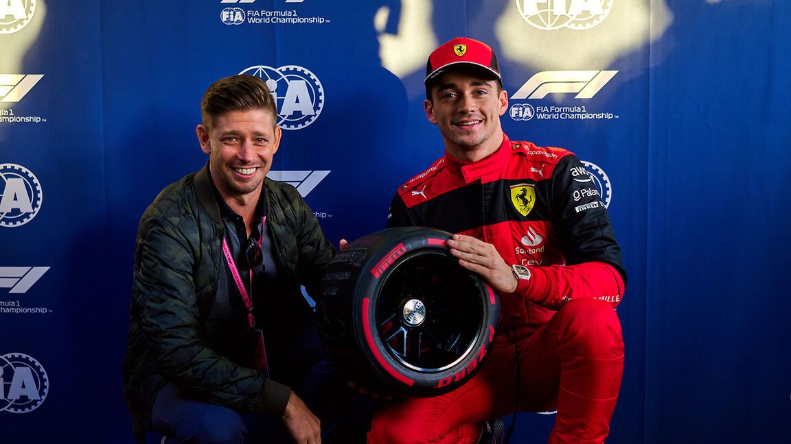 Zdjęcie okładkowe artykułu: Materiały prasowe / Ferrari / Na zdjęciu: Casey Stoner i Charles Leclerc (po prawej)
