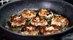 Woda podczas smażenia mięsa