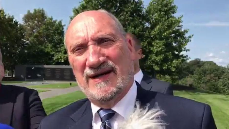 Antoni Macierewicz podczas konferencji prasowej w USA.
