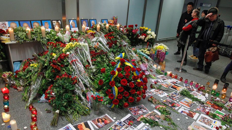 Ukraina. Obywatele żegnają ofiary tragedii.