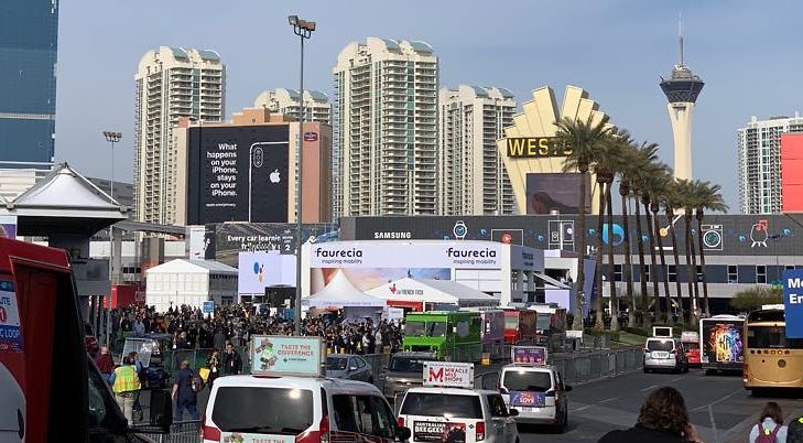 Banner Apple'a nieopodal wejścia na teren CES 2019 (fot. J. Wątor)