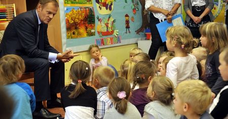 Premier spojrzał na sondaże. To przyczyna zmiany decyzji w sprawie przedszkoli?