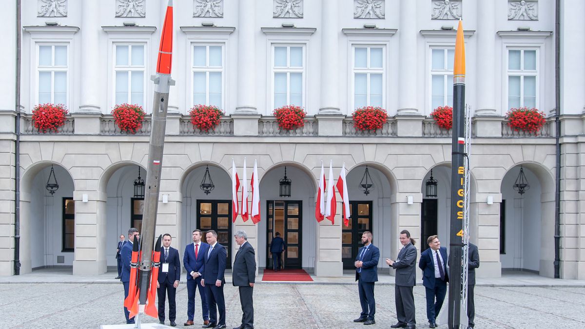 Prezydent Andrzej Duda podziwia rakietę Bursztyn.