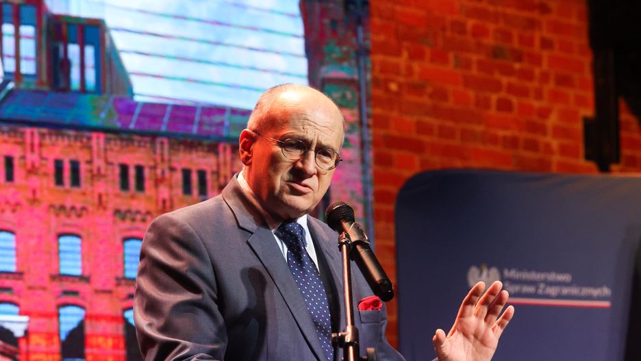 Minister spraw zagranicznych RP Zbigniew Rau podczas uroczystości podpisania umowy na siedzibę Centrum Decyzji Wizowych MSZ w Łodzi
