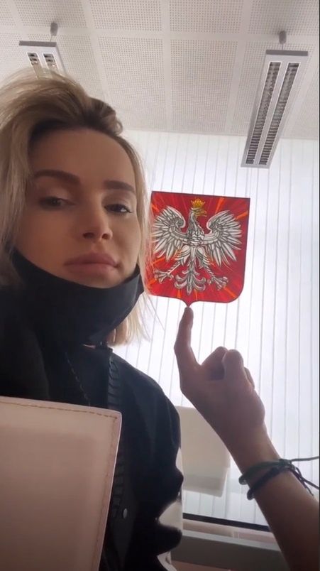 Maffashion i Sebastian Fabijański w urzędzie stanu cywilnego podają imiona syna