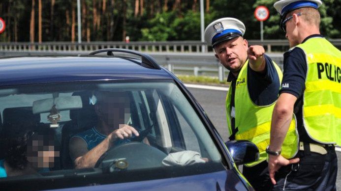 Starsi kierowcy nie zawsze są tak sprawni, jak młodzi, ale też nie popełniają ich błędów