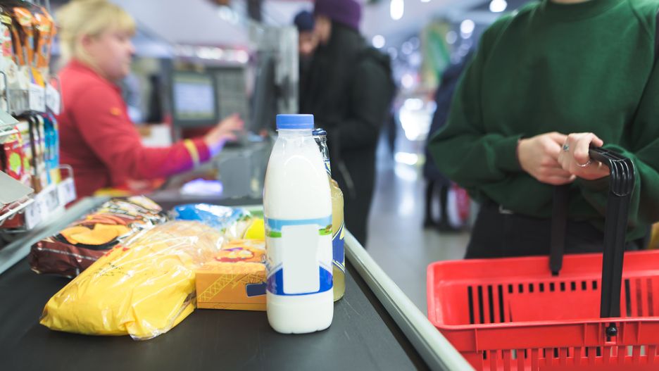 Sklep; zakupy; kasa; żywność; jedzenie; klient; klientka; kolejka; supermarket; dyskont