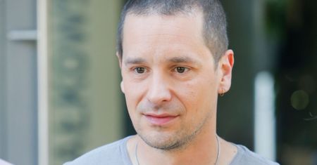 Krzysztof Zalewski robi to, żeby być bliżej natury. Przechodnie są skonfundowani