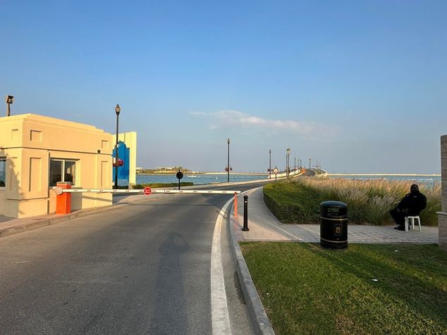 Isola Dana. Za szlabanem strefa VIP