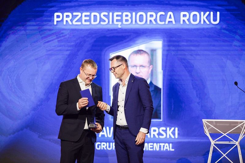 Od lewej: Paweł Jarski, CEO Elemental Holding oraz Jacek Świderski, prezes Wirtualna Polska Holding podczas gali Nagrody Money.pl