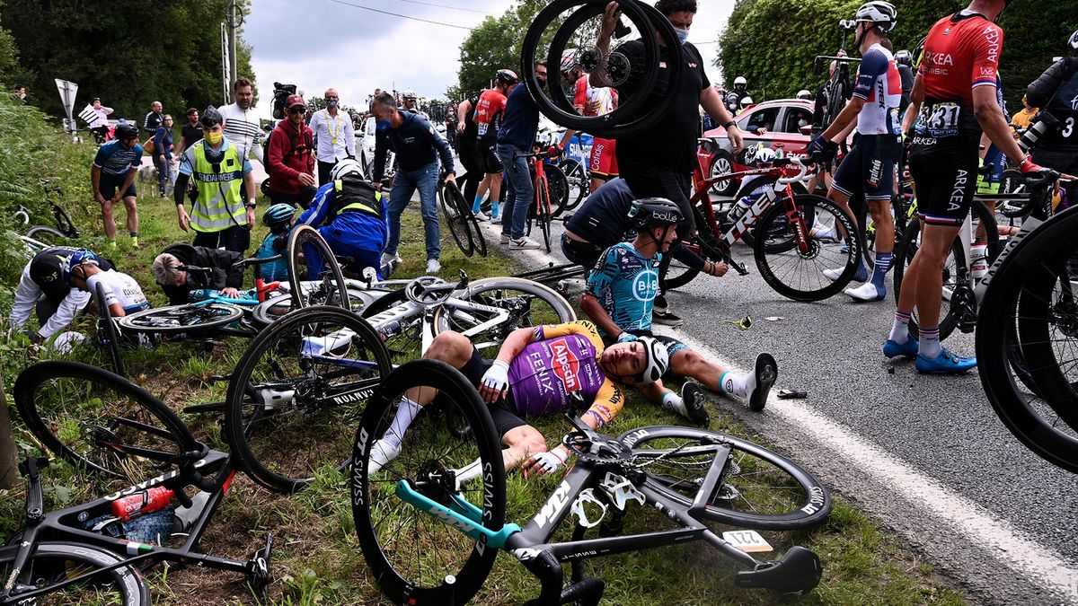 Zdjęcie okładkowe artykułu: PAP/EPA / Anne-Christine Poujoulat / POOL / Na zdjęciu: kraksa podczas Tour de France