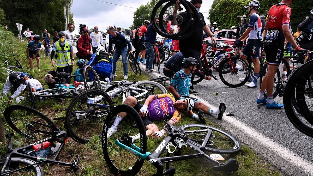 PAP/EPA / Anne-Christine Poujoulat / POOL / Na zdjęciu: kraksa podczas Tour de France