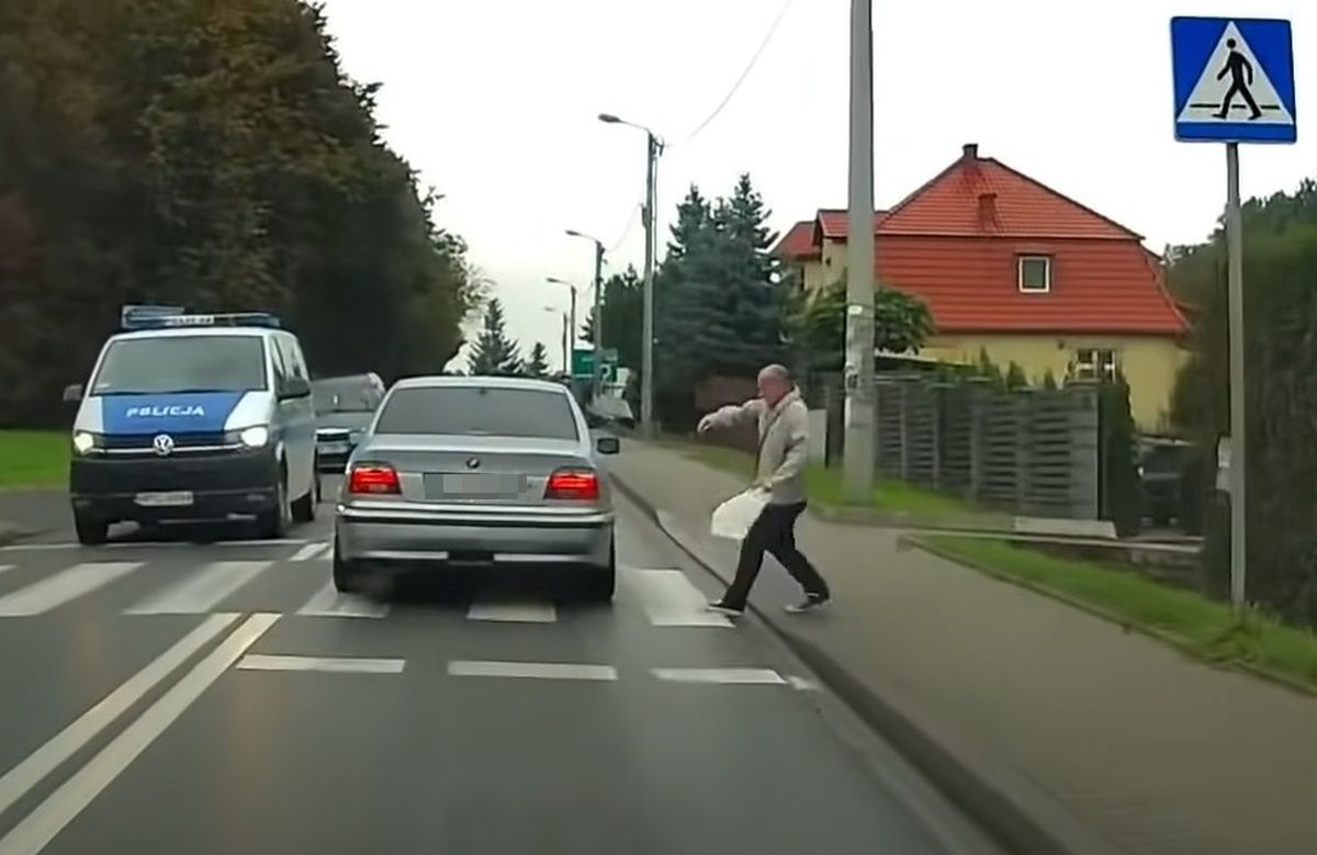 Kierowca bmw zrobił to na oczach policji. Nagranie z Wieliczki