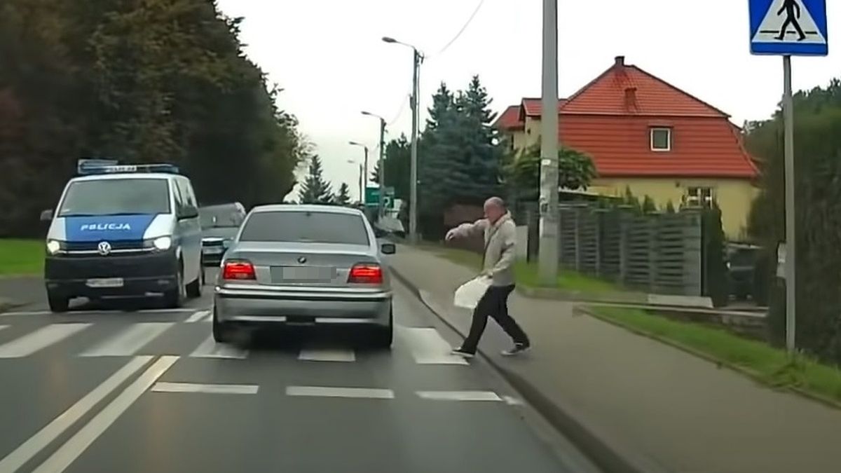 Samochód prawie potrącił pieszego na oczach policji 