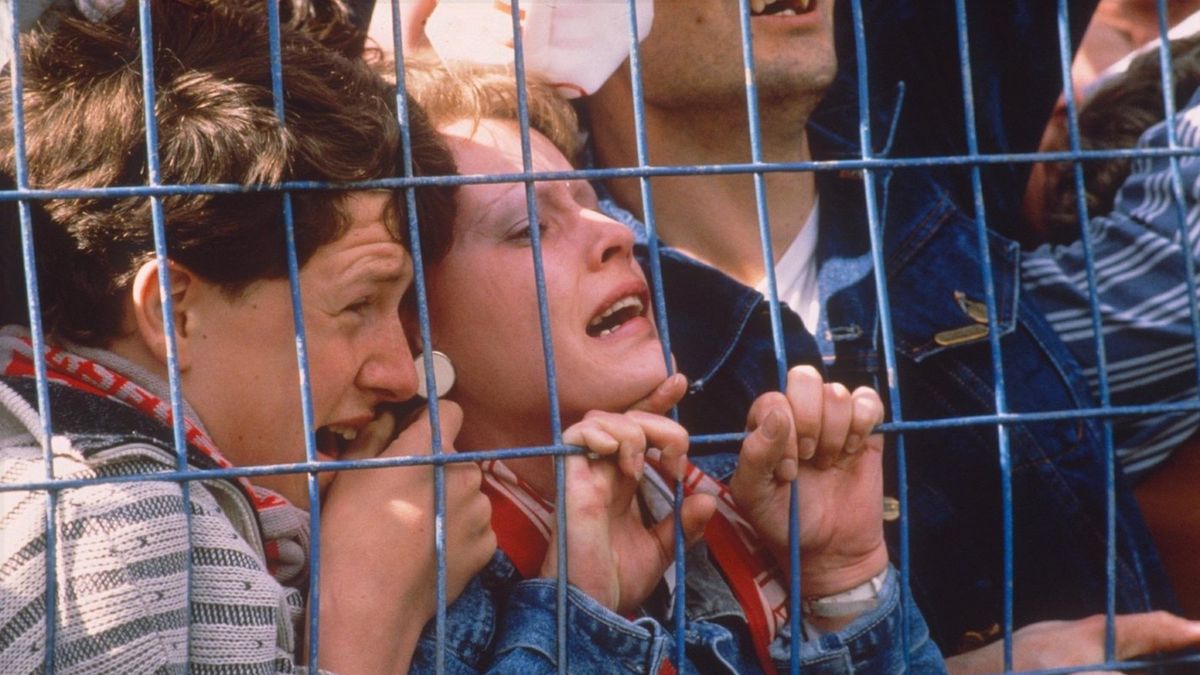 East News / Rex Features / Tłum na Hillsborough napierał tak mocno, że kibice z pierwszych rzędów byli wgniatani w ogrodzenie