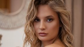 Kobieta wielu talentów. Piękna tenisistka czaruje nie tylko na korcie