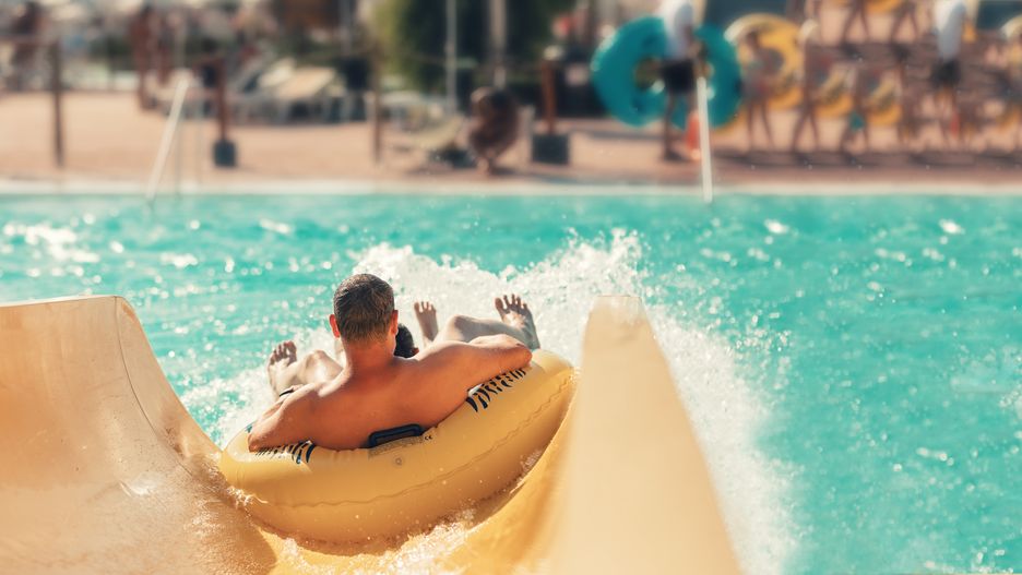 Basen, aquapark, woda, zjeżdżalnia basenowa, koło ratunkowe