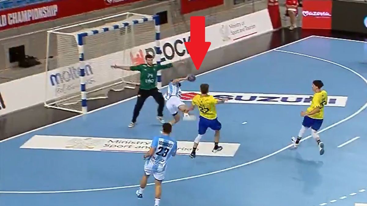 Twitter / polsatsport / Na zdjęciu: za ten faul Rafael Damiao Uglar otrzymał niebieską kartkę