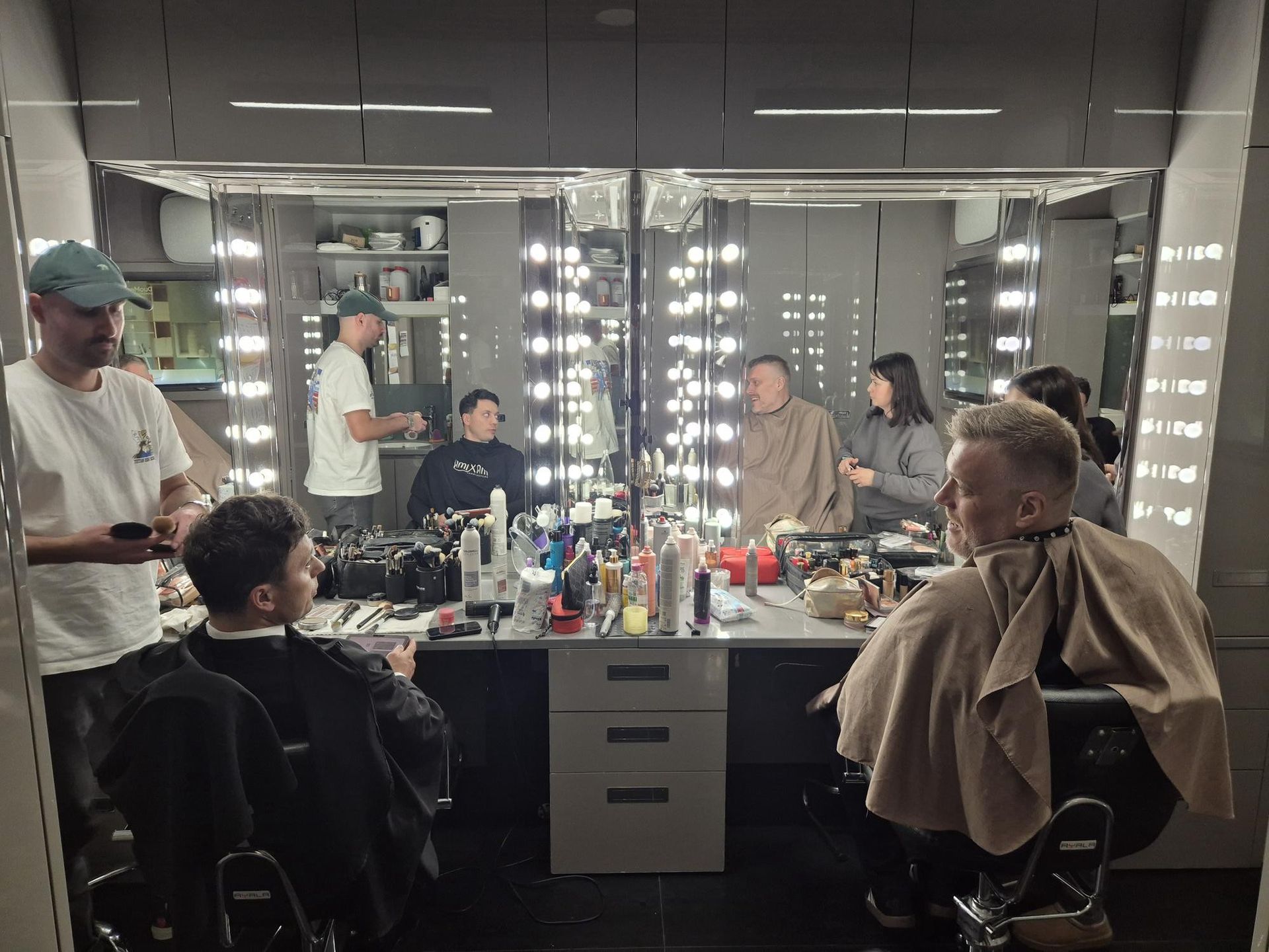 Piotr Witwicki i Adrian Zandberg w charakteryzatorni Polsatu