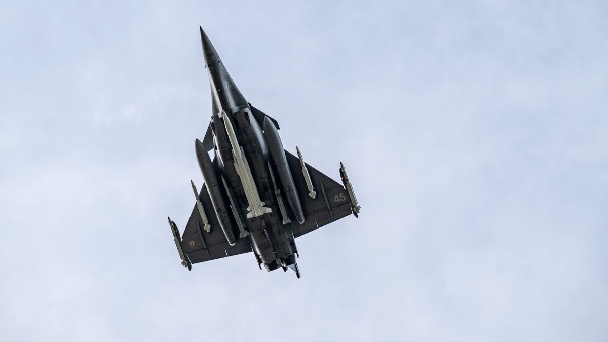 Francuski Rafale-M z podwieszonym nowym pociskiem ASMP-R.