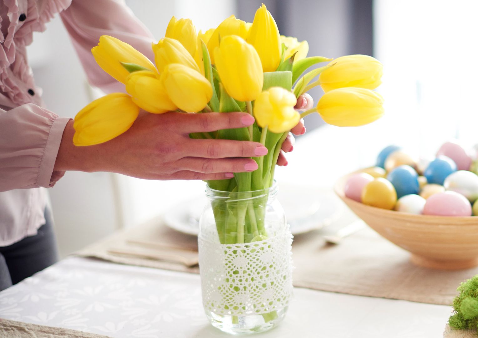 Wrzuć to na dno wazonu. Przedłużysz życie tulipanów