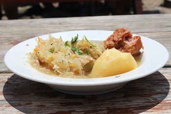 Babcina kiszona kapusta wraca na salony. Sekret, którego nie kupisz w markecie